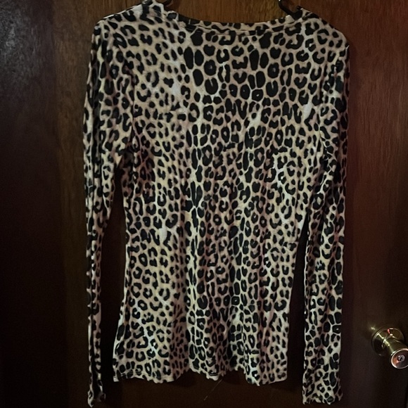 Express Women’s Leopard Ling Sleeve V-Neck Shirt - Picture 3 of 3